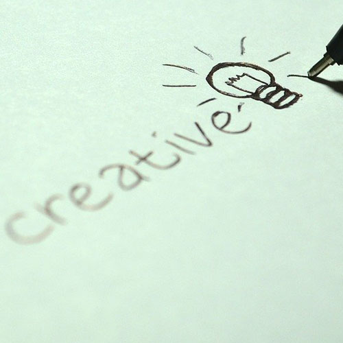종이에 그려진 전구와 Creative 문구